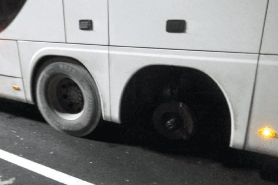 BIZARNA NESREĆA U DOBOJU Vozač nije primijetio putnika pa mu je autobusom prešao preko stopala i teško ga povrijedio