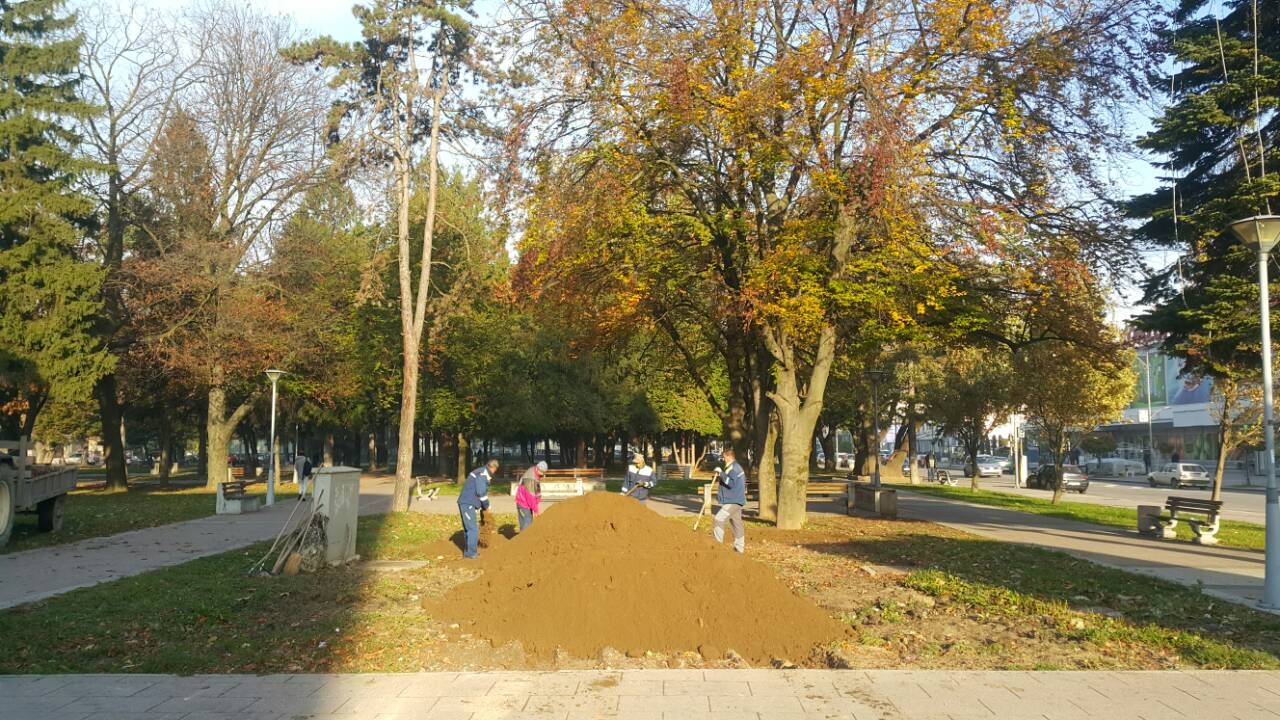 BEZ KOMENTARA: Uklonjen spomenik paloj pljeskavici! (FOTO)