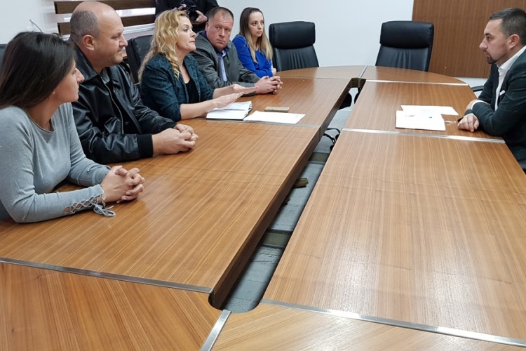 DOBOJ: Troškovi prevoza đaka "kamen oko vrata"