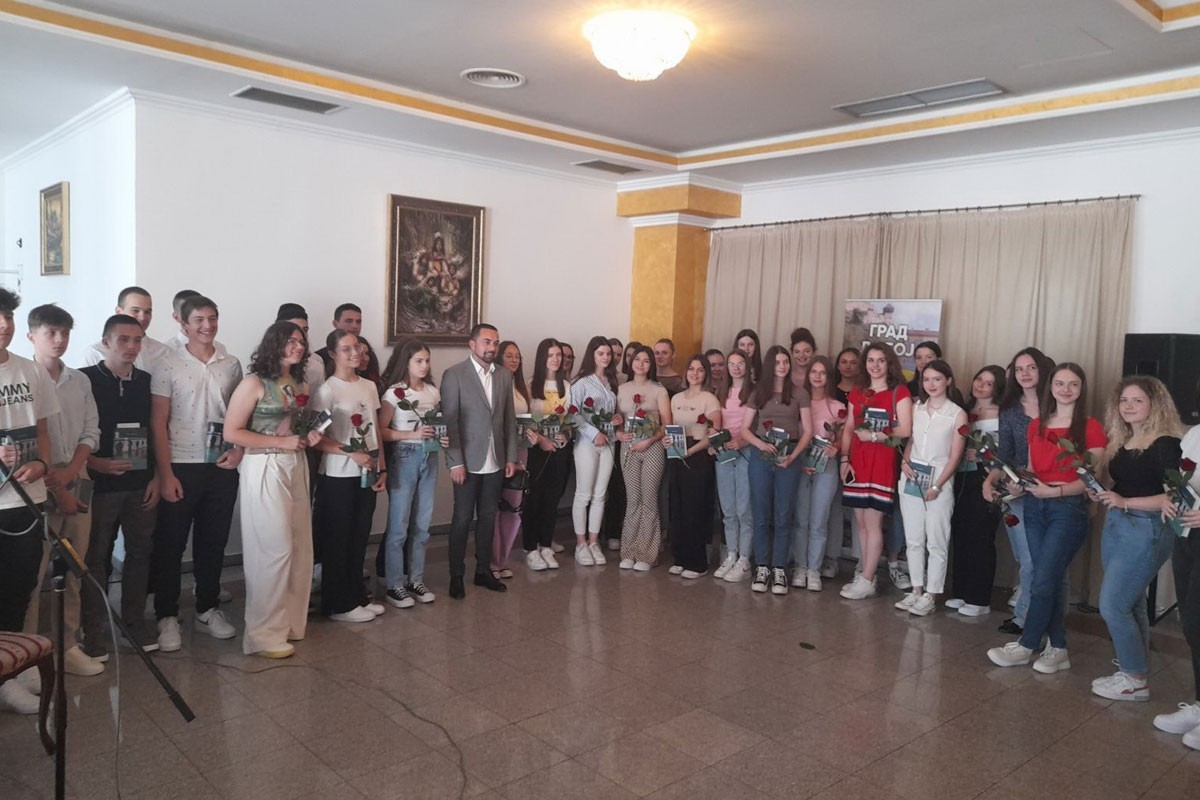 DOBOJ: Nagrađeni ponosni vlasnici Vukove diplome. Znanje im niko ne može oduzeti.