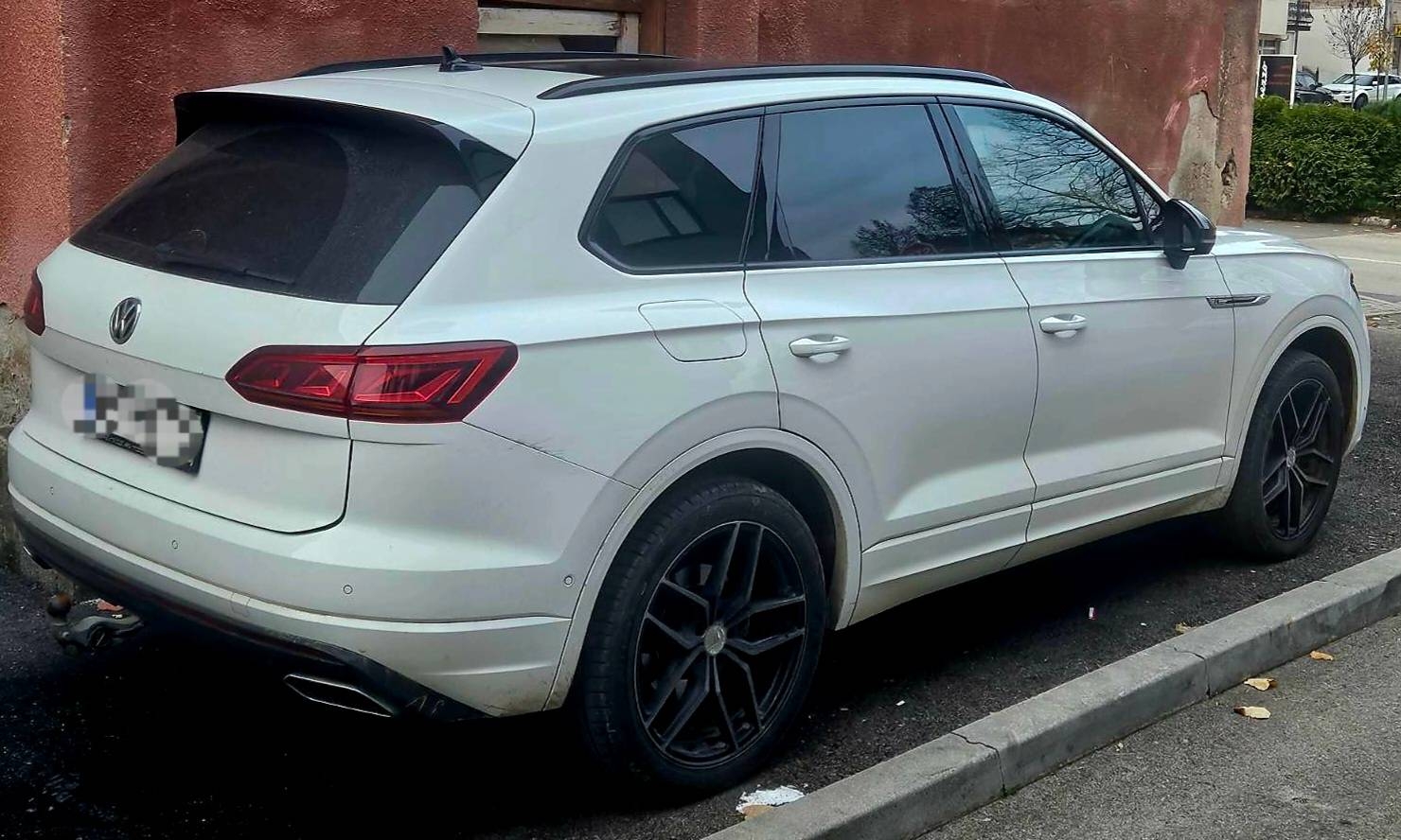 DOBOJ: Vozio bez položenog vozačkog, dugovao 5.450,00 KM. Policija oduzela „VW Touareg”.