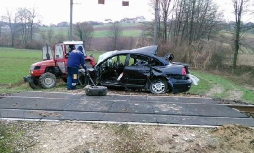 DOBOJ: U stravičnoj nesreći poginuli otac, majka i kćerka (VIDEO)