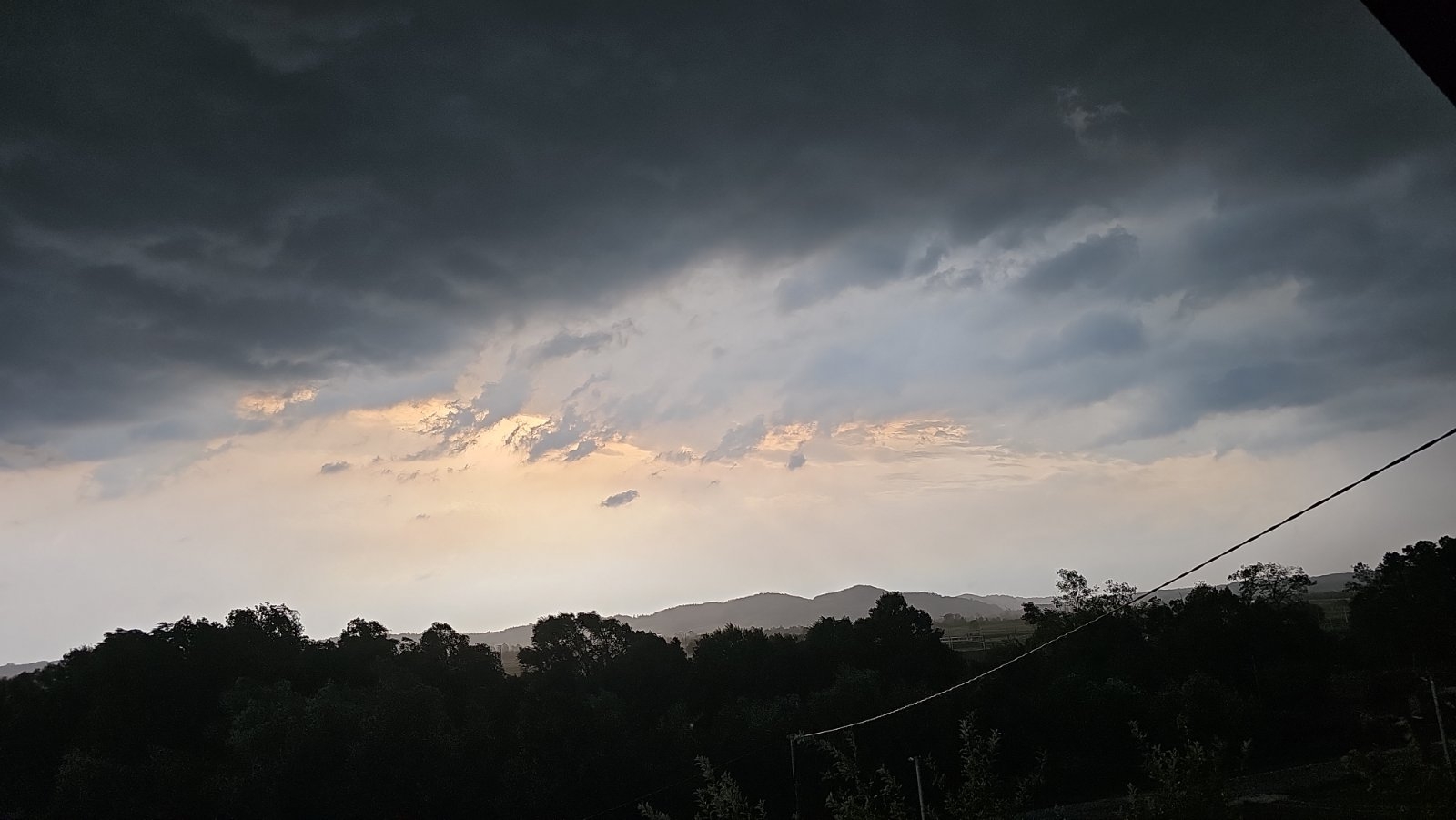 METEOALARM: Izdato narandžasto upozorenje na kišu, grmljavinu i jak vjetar
