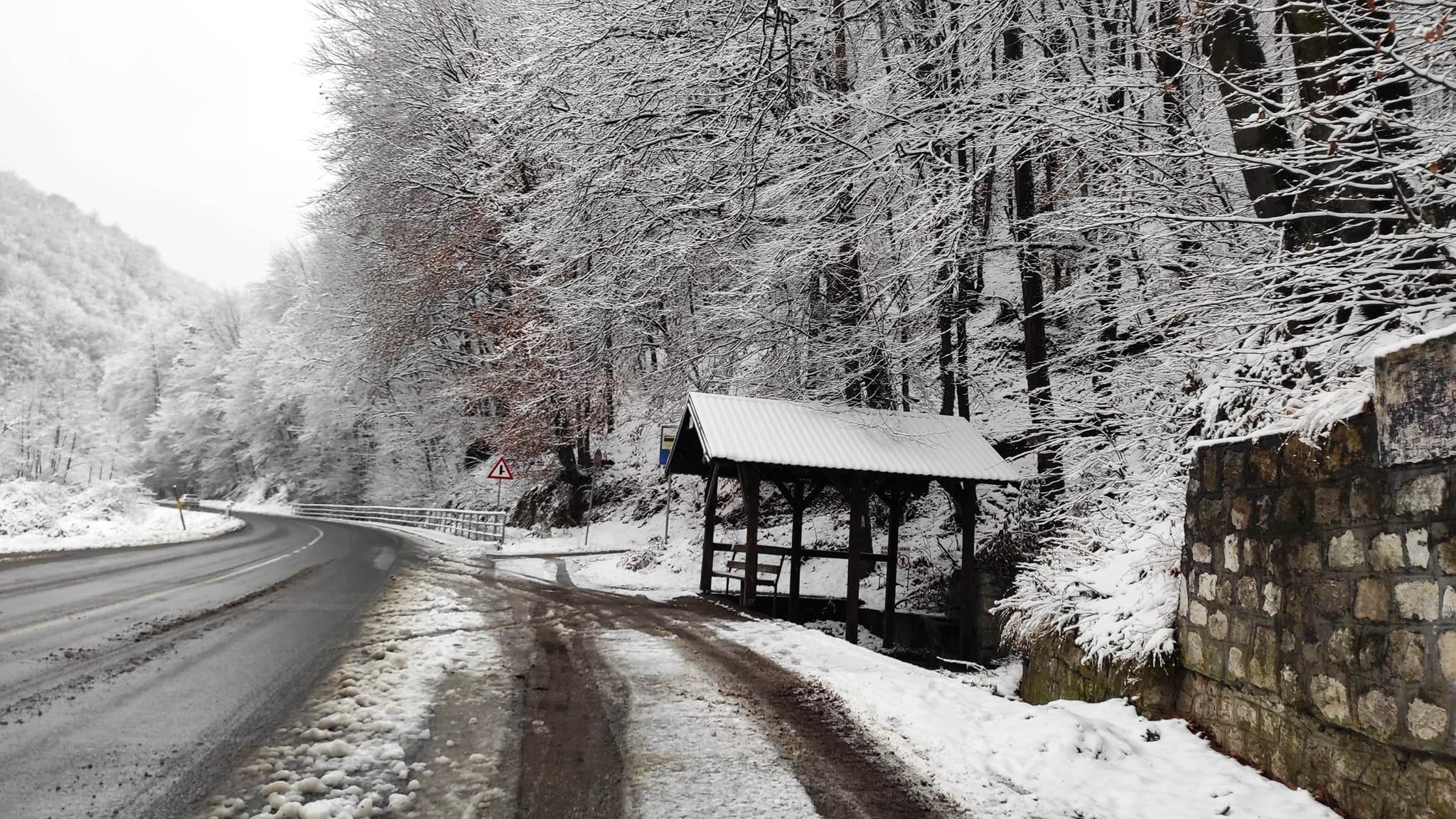 PUTEVI: Niska temperatura i poledica usporavaju saobraćaj