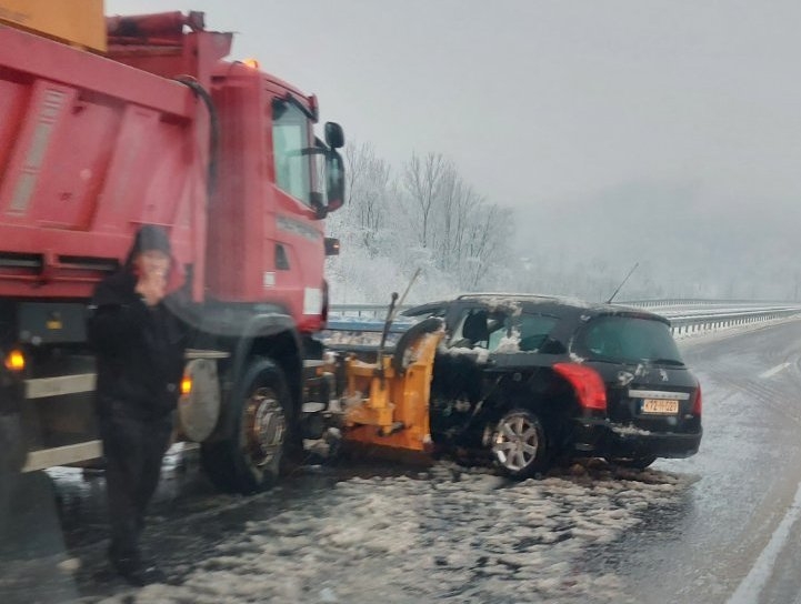 DOBOJ: Saobraćajna nesreća na Autoputu "9. Januar"