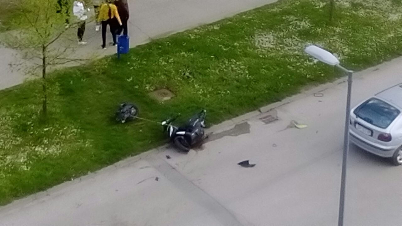 OKOM KAMERE: Motocikl prepolovljen, vozaču ništa!?