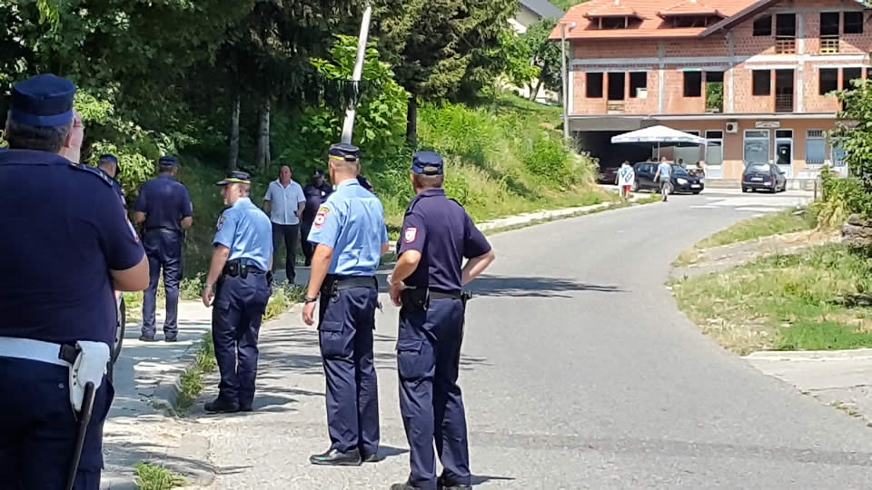 DOBOJ: Ratne zastave Armije BiH blizu mjesta parastosa