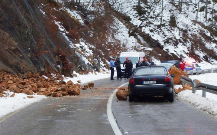PUTEVI: Oprezno zbog poledice, magle i odrona