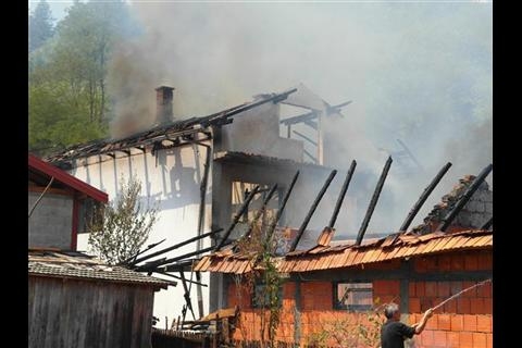 KAKMUŽ: Izgorjela kuća i pomoćni objekti (FOTO)