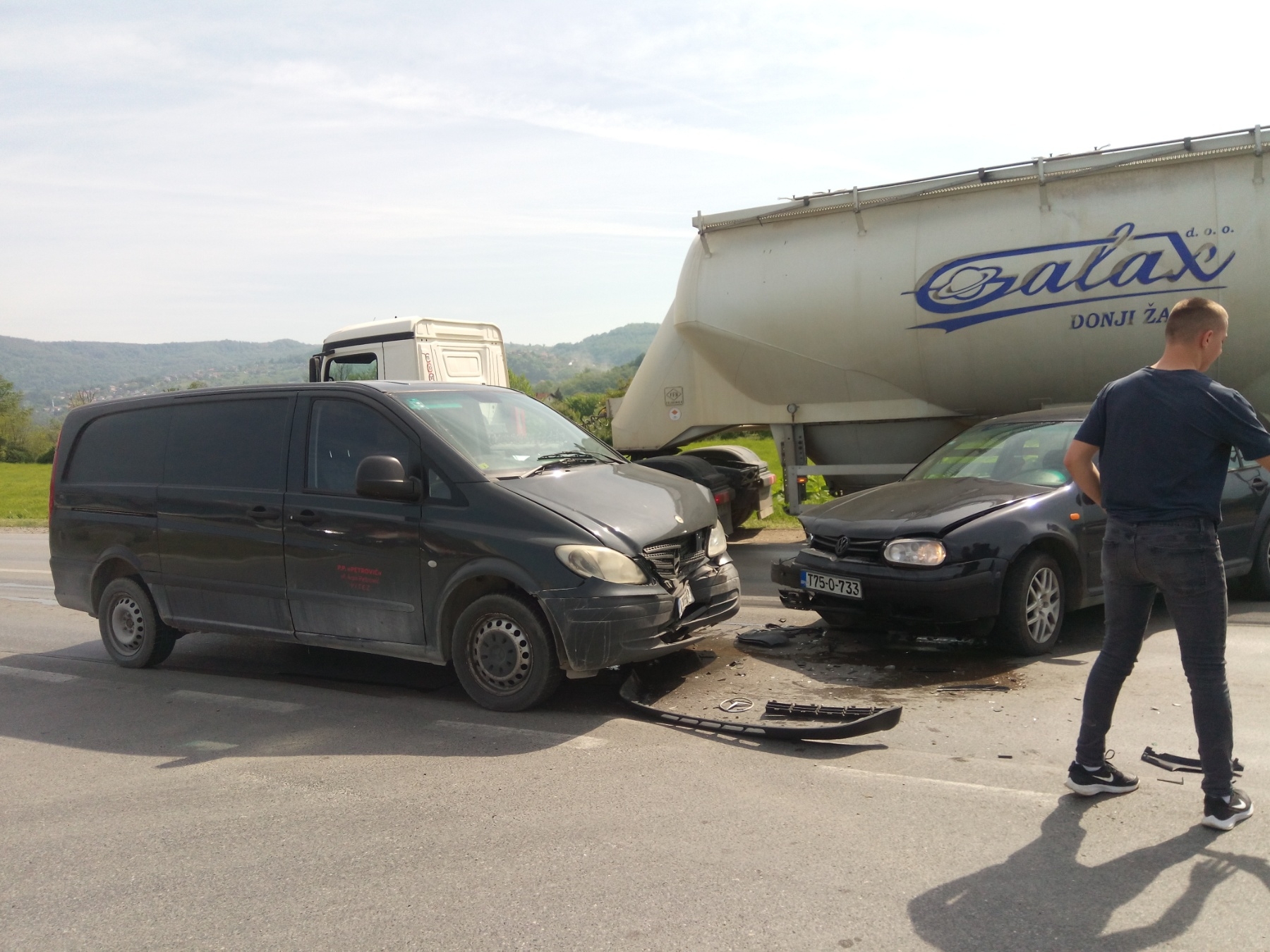 SAOBRAĆAJNA NESREĆA NA PUTU M17 KOD AUTOBUSKE STANICE: Kakav indolentan odnos vozača golfa. (FOTO) (VIDEO)