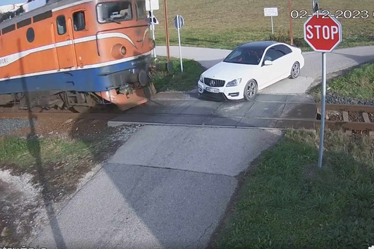 DOBOJ: Mercedesom izašao na prugu, za dlaku izbjegnuta nesreća (VIDEO)