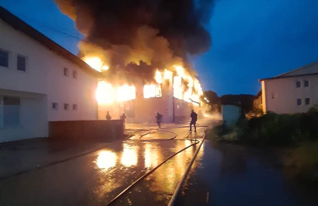 OGROMAN POŽAR U FABRICI PLASTIKE: Intervenisali i dobojski vatrogasci. (FOTO)