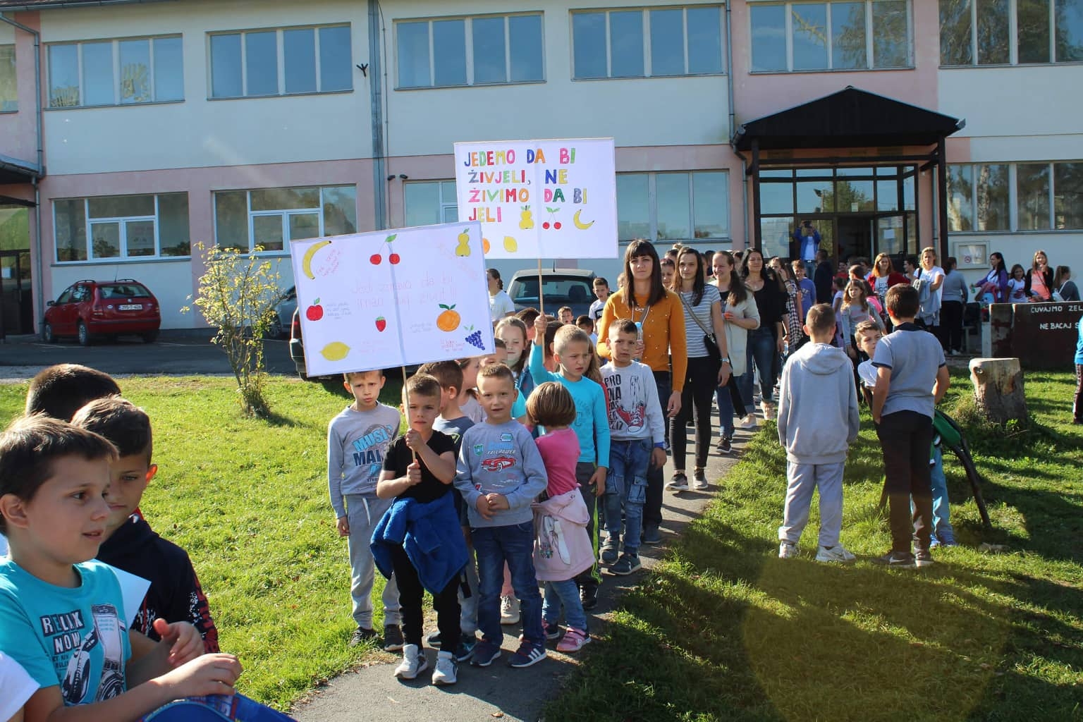 DOBOJ: Osnovci iz Sjenine Rijeke obilježili Međunarodni dan zdrave hrane (FOTO)