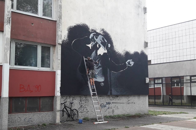 DOBOJ: Umjetnik Deni Božić slika novi mural (FOTO)
