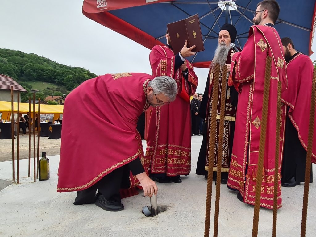 DOBOJ: U Barama osveštani temelji Hrama posvećenog Časnim verigama apostola Petra