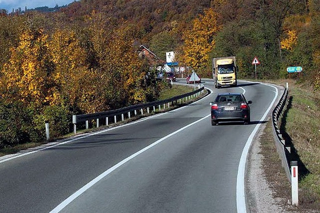 PUTEVI: Povoljni uslovi za vožnju, opasnost od odrona
