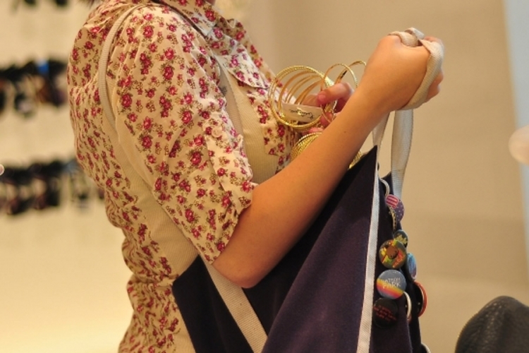 DOBOJ: Tražila da iznajmi sobu pa ukrala zlato i novac