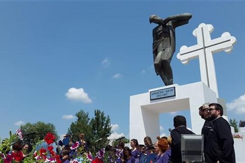 DOBOJ: Osveštan spomenik dobojskim logorašima