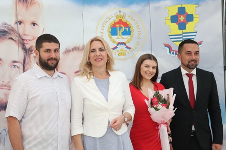 DOBOJ: Uručeni ključevi stanova mladim bračnim parovima