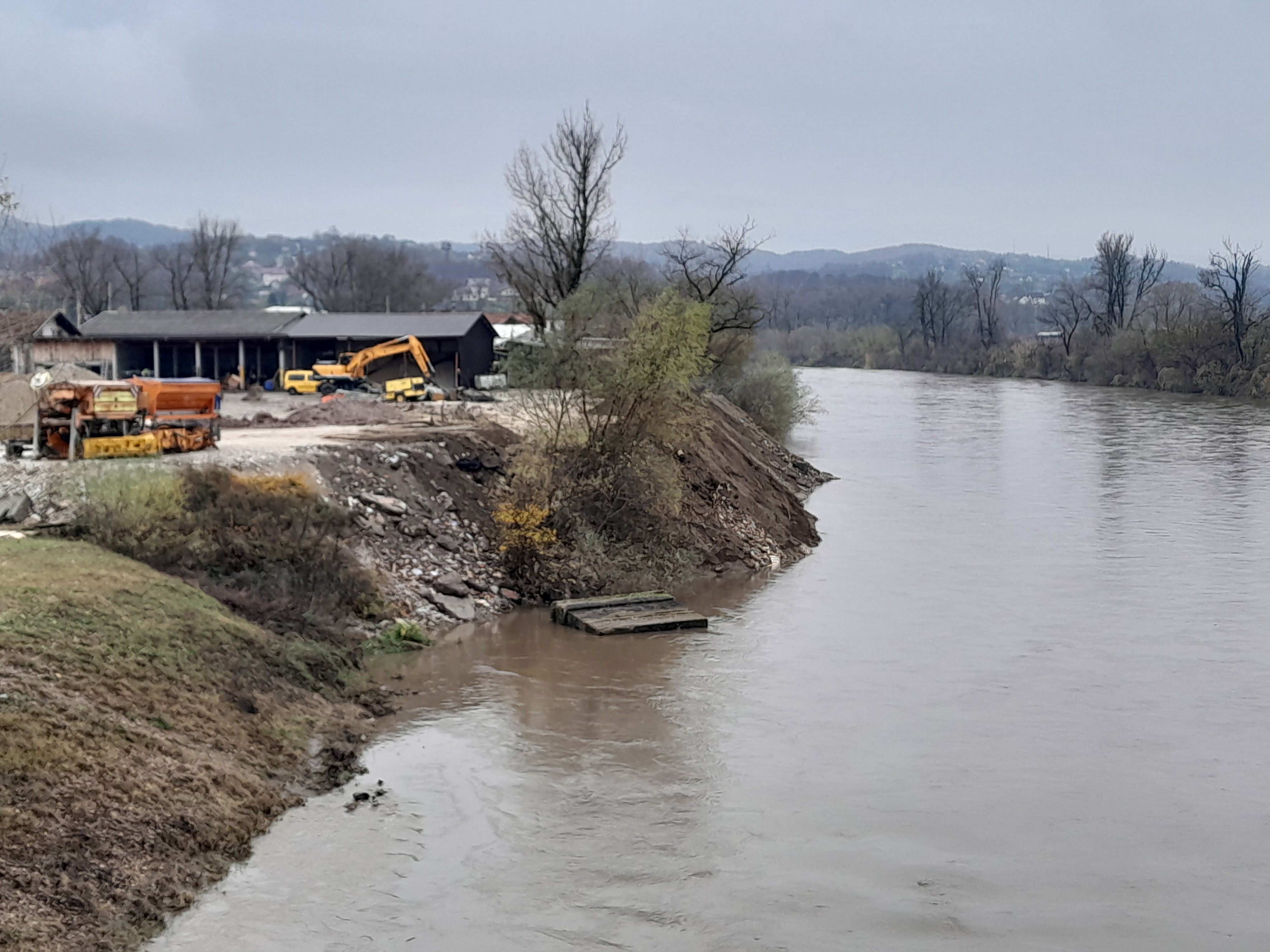 DA LI SAMO POPLAVA MOŽE DA NAS POUČI: Ko zatrpava korito Bosne? (FOTO) (VIDEO)