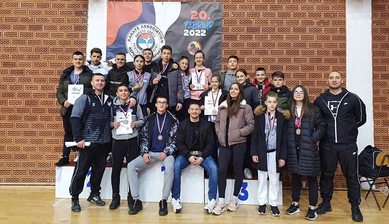 DOBOJ: Mladi karatisti Sloge donijeli 10 medalja sa prvenstva Republike Srpske (FOTO)