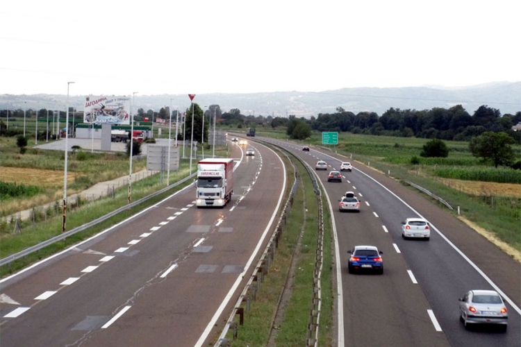 PUTEVI: Saobraćaj bez zastoja, zadržavanja na granici do 20 minuta