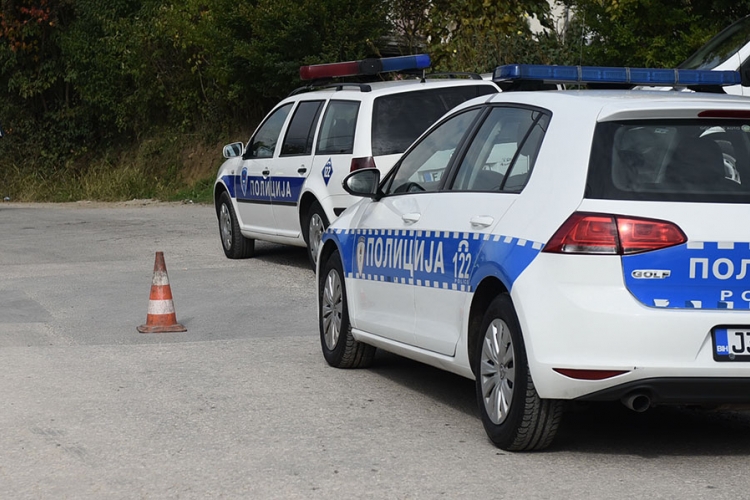 DOBOJ: Policijska blokada, pucano na policiju!