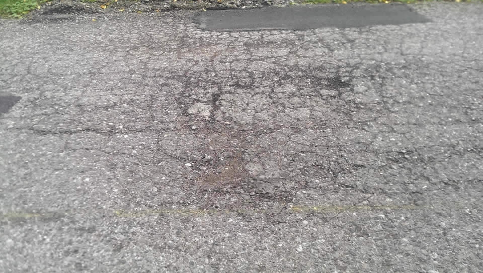 OKOM KAMERE: Asfaltiranje na dobojski način (FOTO)