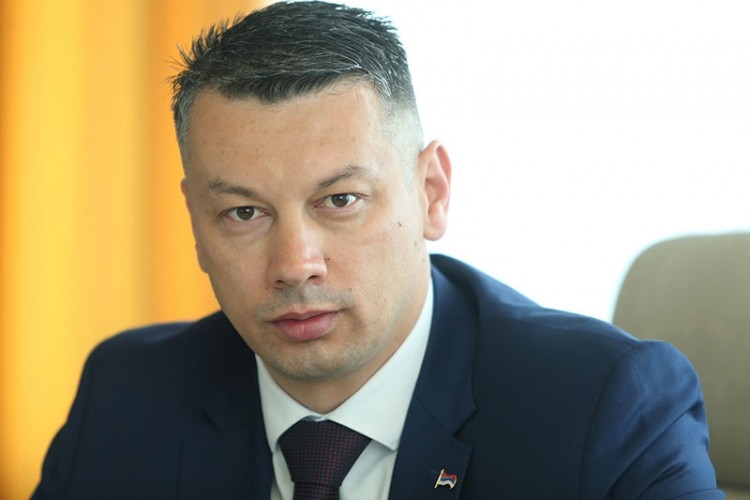 STANARI: Nenad Nešić dobio flašu u glavu?!