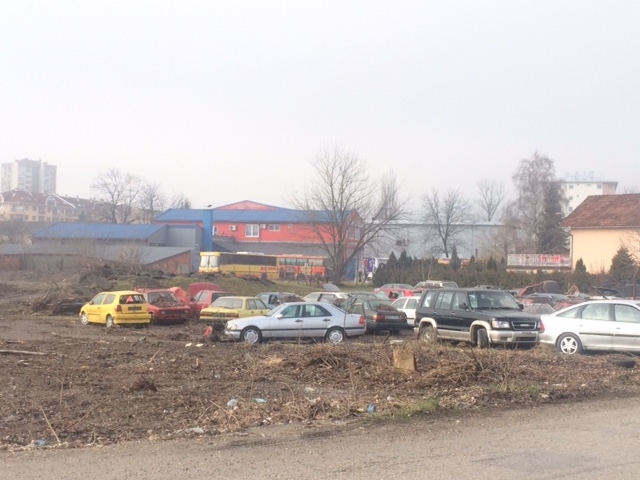 NAPOKON POČELO ČIŠĆENJE DEPONIJE U GRADU Olupine oduzetih automobila bile izvor zaraza i leglo zmija