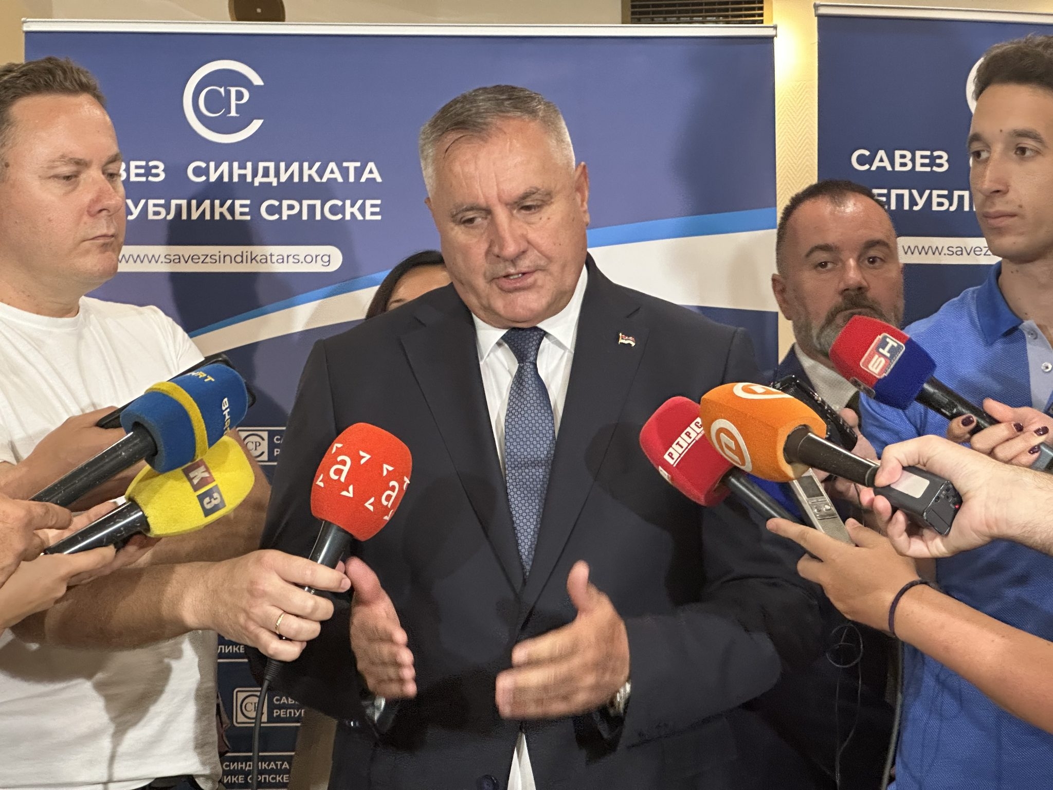TEŠKA PITANJA Premijer Republike Srpske Radovan Višković pobjegao glavom bez obzira od novinara