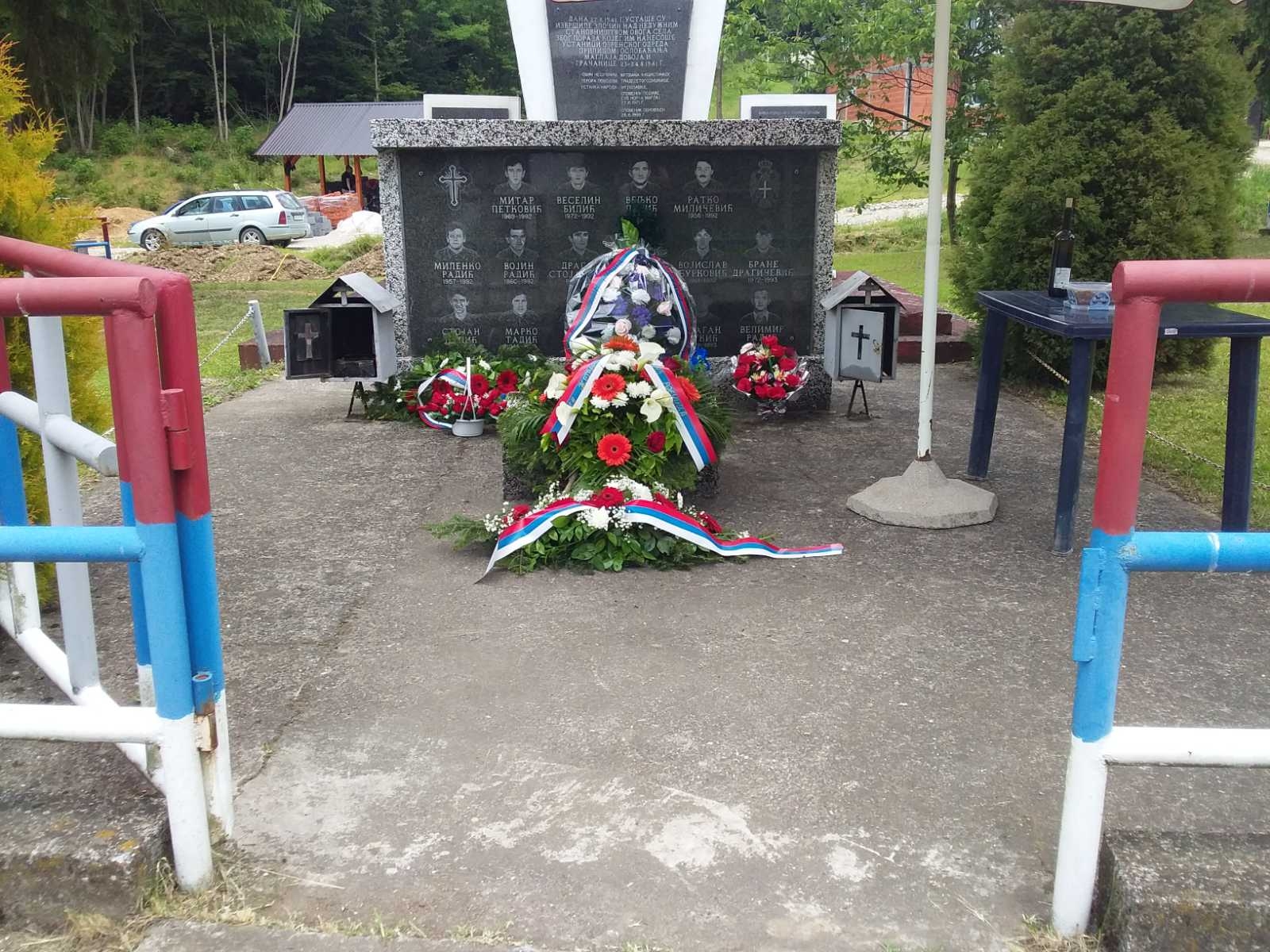 RJEČICA GORNJA NA OZRENU: Služen parastos poginulim borcima i civilima (FOTO) (VIDEO)