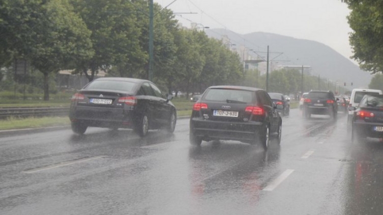 PUTEVI: Oprez u saobraćaju, kolovozi mokri, radovi na putevima