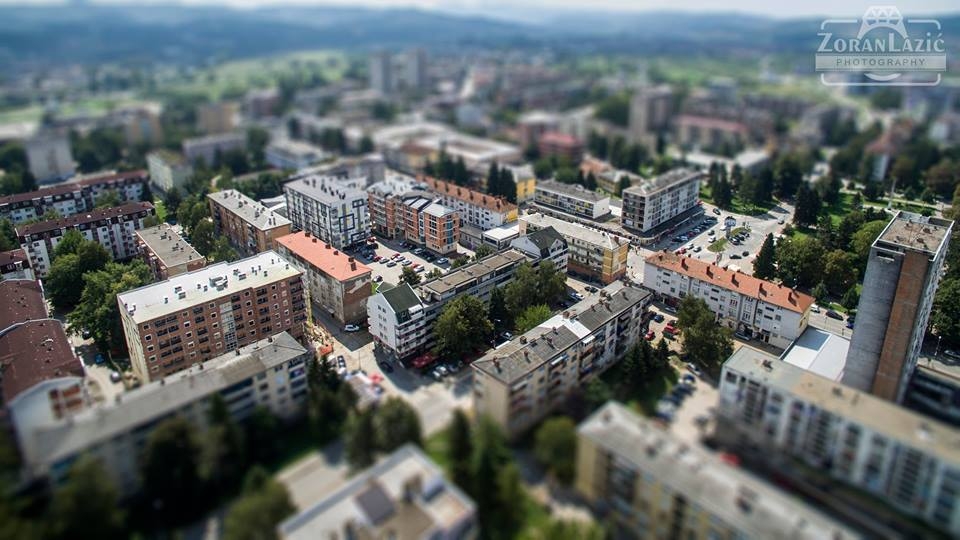 NEZAVISNI STAV Borba za glasove i preko škole