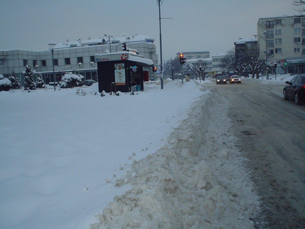 DOBOJ: Snijeg "iznenadio" i donio saobraćajni kolaps (FOTO)
