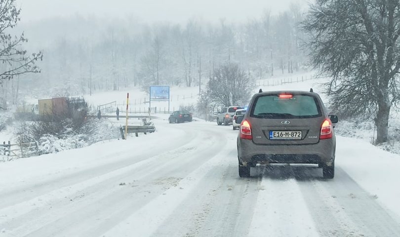 PUTEVI: Preko Romanije snijeg, u nižim predjelima kolovozi mokri i klizavi