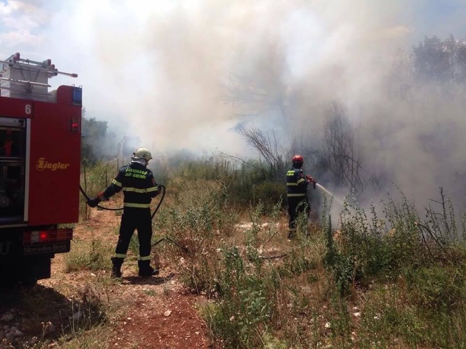 PETROVO: Izgorjeli trava i pružni pragovi