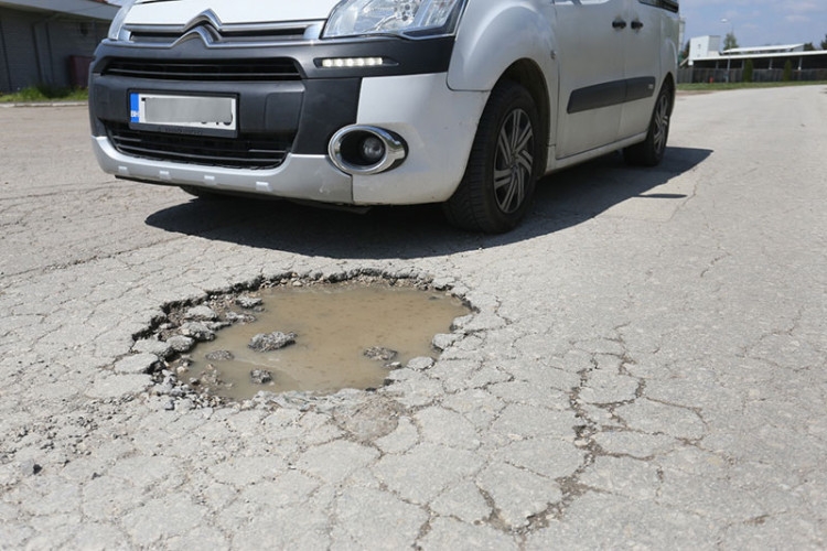 OSTAJU I BEZ TOČKOVA, ALI NE PIŠU TUŽBE: Loši putevi su noćna mora za vozače u Srpskoj