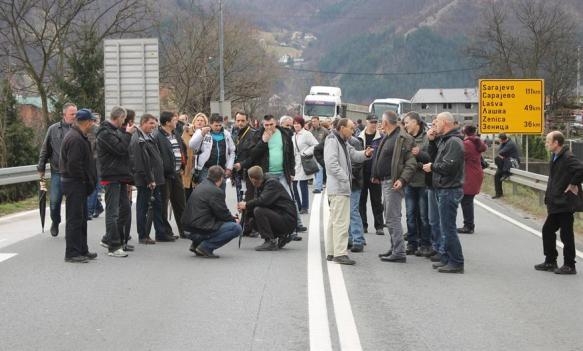 ZAVIDOVIĆI: Sve firme prekinule rad, radnici okupljeni na stadionu