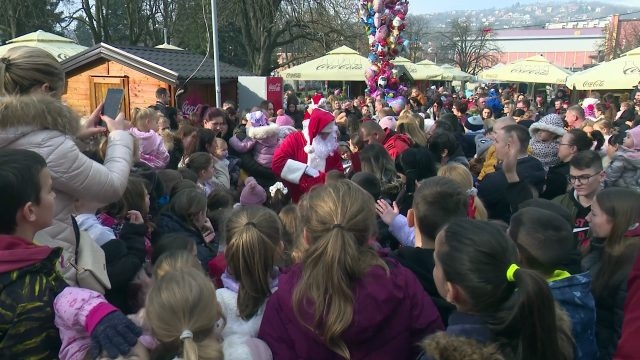 DOBOJ: Druženje sa Djeda Mrazom i podjela novogodišnjih paketića (VIDEO)