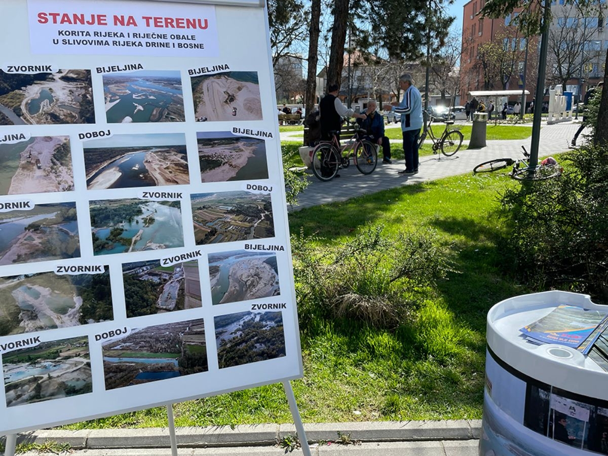 AKTIVISTI NA SIMBOLIČAN NAČIN PORUČUJU DA NEĆE ODUSTATI OD SVOJE BORBE! „Stop nelegalnim šljunkarama na rijeci Drini i Bosni“