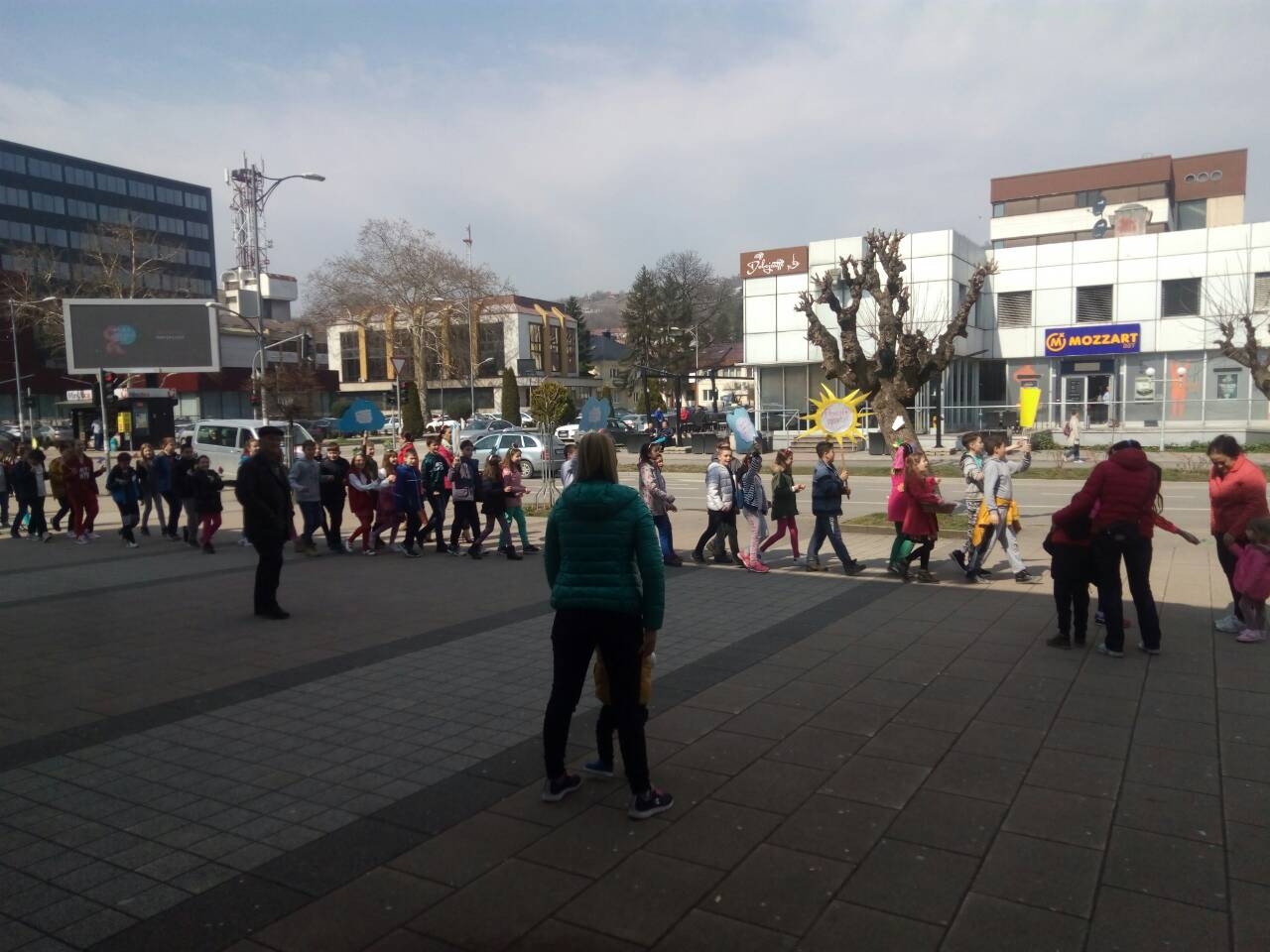 DOBOJ: Proljećni defile osnovaca škole "Dositej Obradović" (VIDEO)