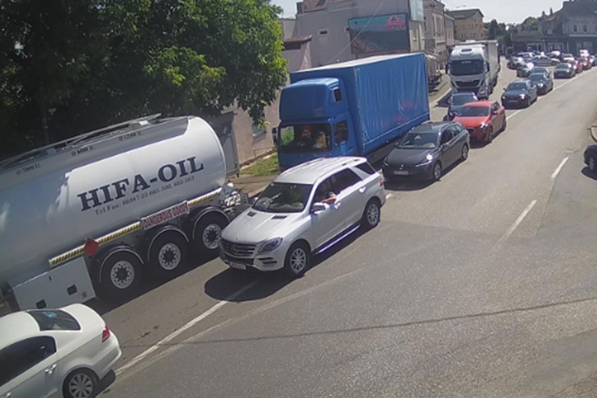 Pojačan saobraćaj prema Hrvatskoj i Crnoj Gori