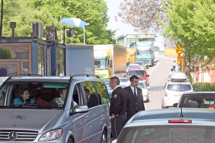 PUTEVI: Povoljni uslovi za vožnju, zadržavanja na granici do pola sata