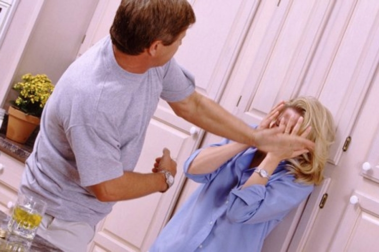 DOBOJ: Pijani tukli supruge nogama i rukama