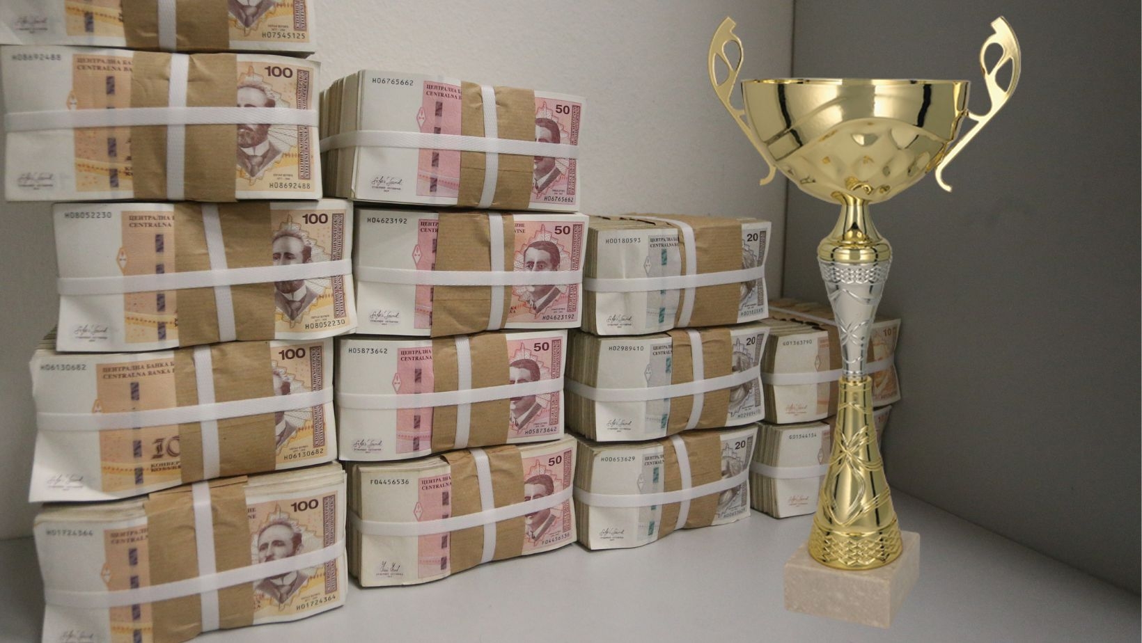 JUBILEJ I REKORD: Vlada nas zadužuje obveznicama 50. put