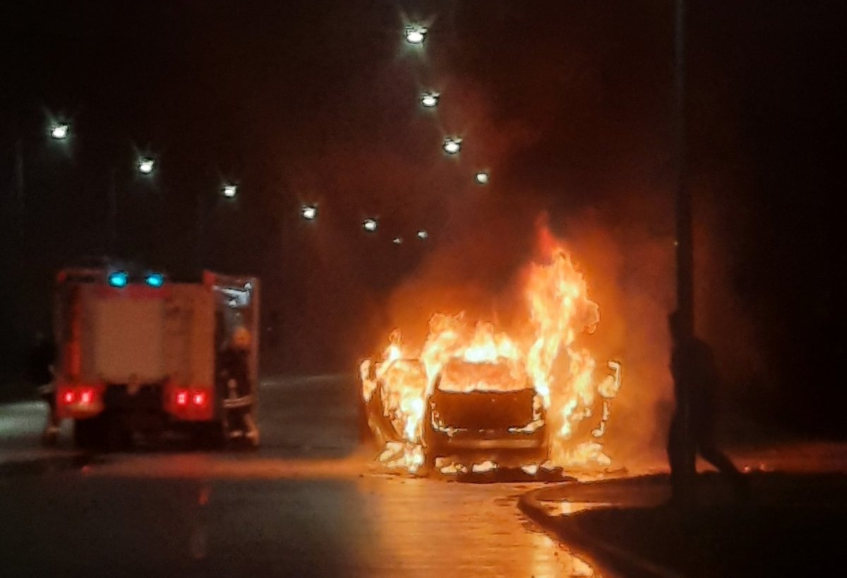 DOBOJ: Požar uništio automobil na Bulevaru Silvane Armenulić