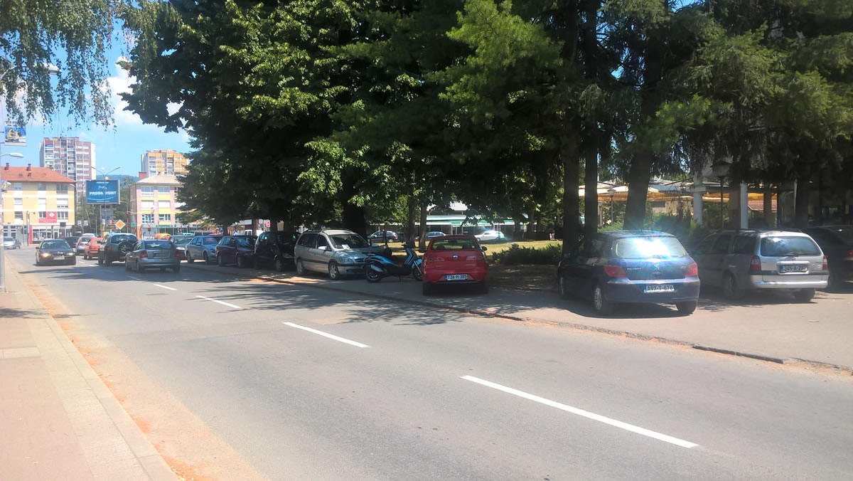 OKOM KAMERE: Parking papci opkolili zgradu Skupštine grada Doboja