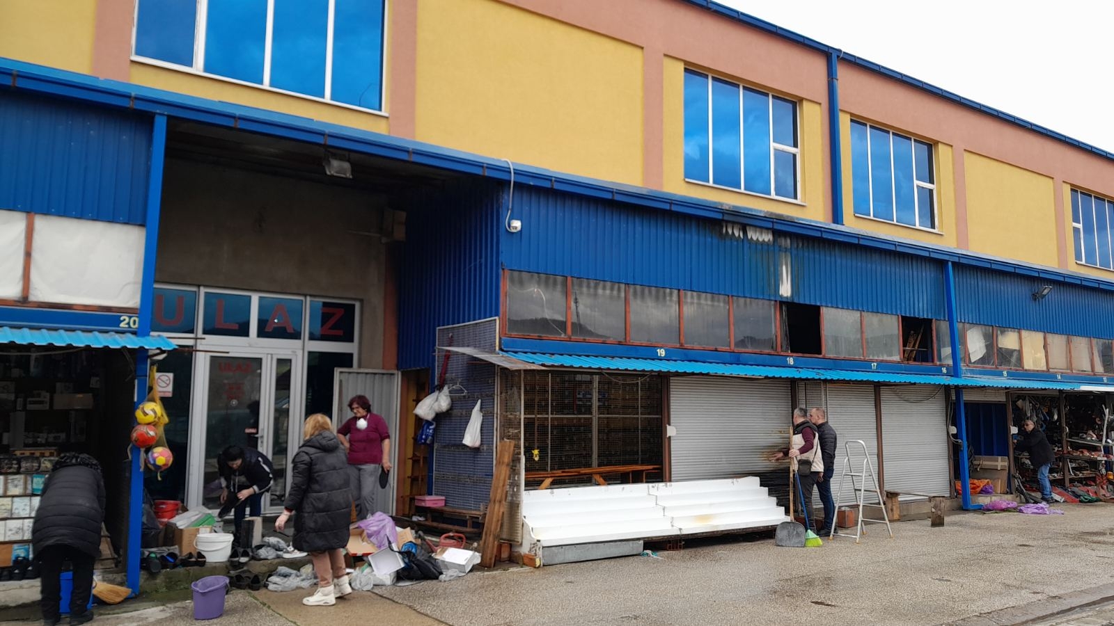 JOŠ JEDAN POŽAR U DOBOJU: Gorio dobojski buvljak. (FOTO)
