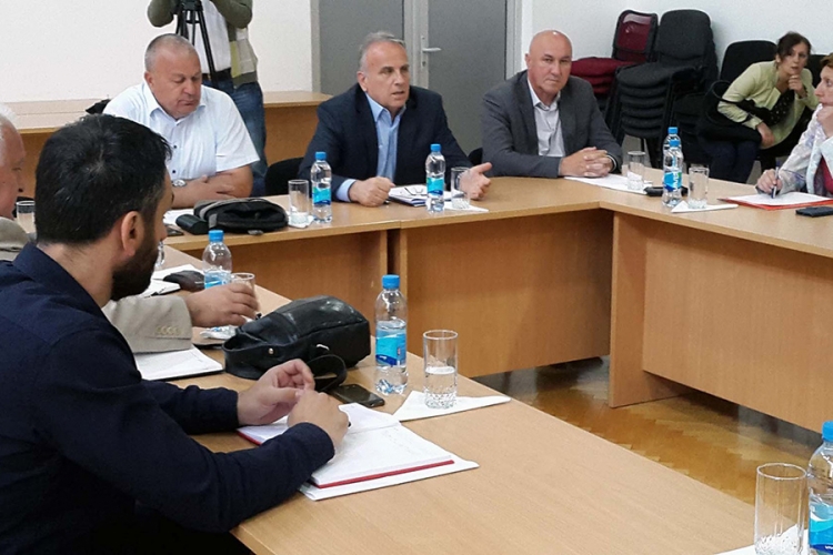 Kraj makadamu između Stanara i Tešnja